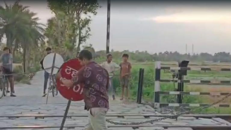 रेलवे फाटक खोलकर गेटमैन गायब, 10 मिनट तक हॉर्न बजाता रहा लोको पायलट
